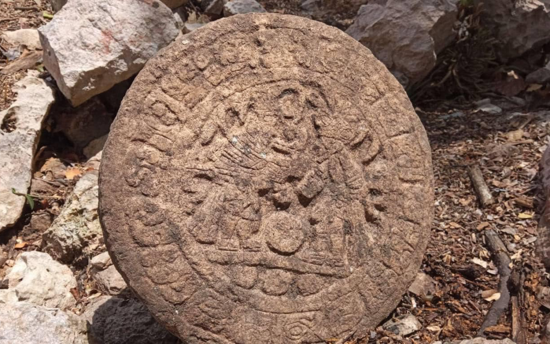 Arqueólogos descubren marcador de juego de pelota maya en Chichén Itzá