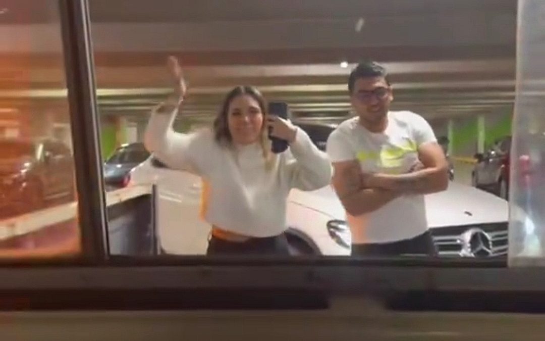 Hija y yerno de la Subdirectora General de Archivo de la Suprema Corte de Justicia de la Nación agreden a una pareja en un estacionamiento.