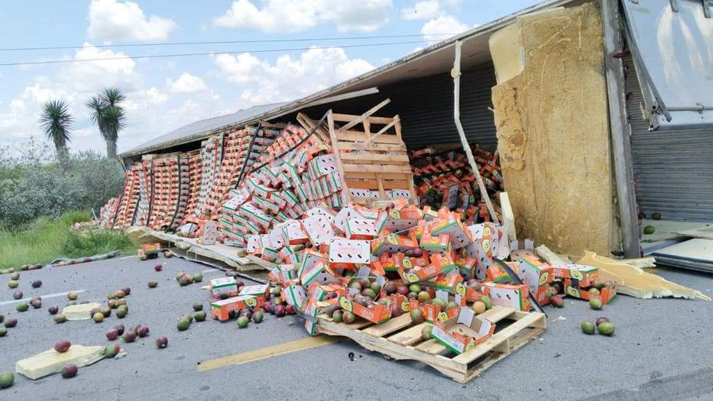 Trailer atropella a trabajdores de SICT y deja dos muertos.