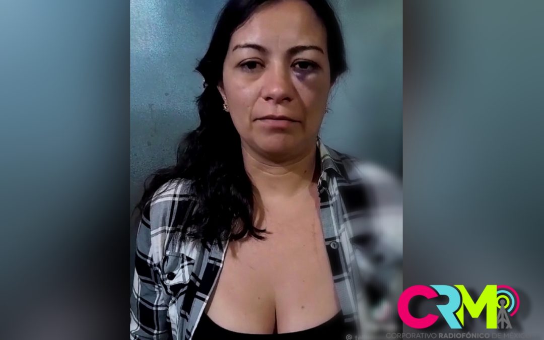 Maestra es agredida por alumna tras quitarle el celular.