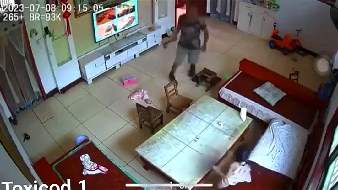 Hombre ataca con un hacha a dos niñas.