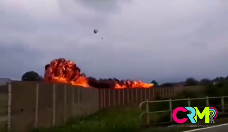 Avión militar se estrella durante vuelo de práctica.