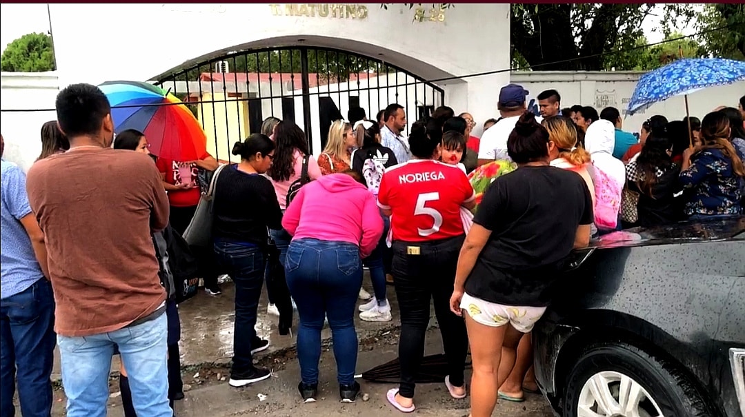 Padres de familia toman la primaria Himno Nacional.