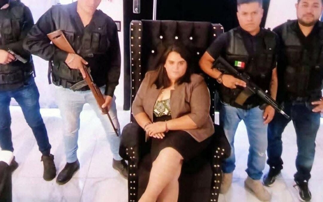 Regidora de morena aparece posando con cuatro hombres armados.