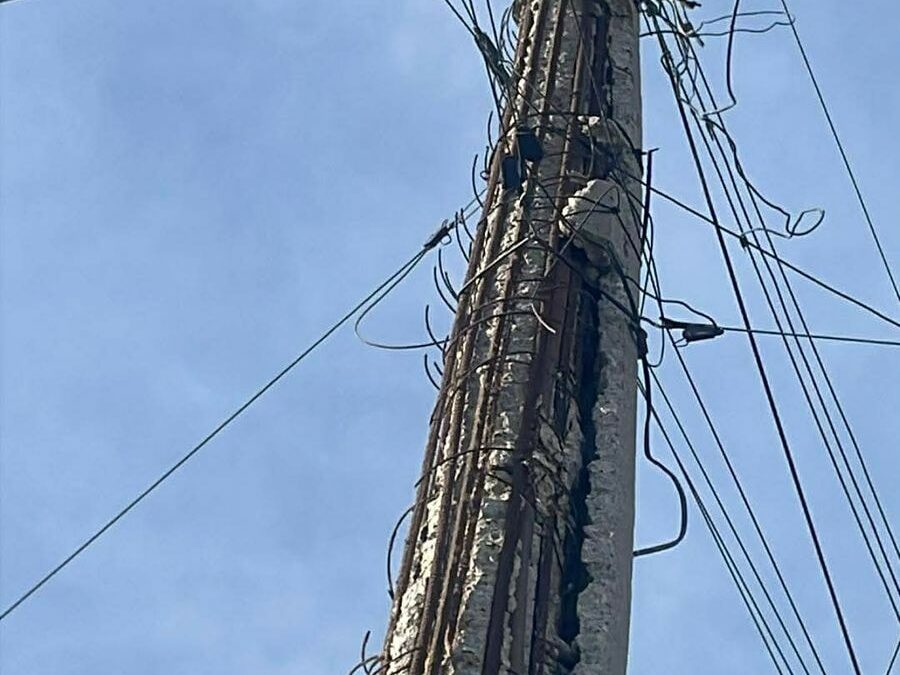 Un poste de la CFE ubicado en la Calle Luis Ilizaliturri entre Francisco Zarco y Alfonso Zurita de la Colonia Cavazos Lerma, representa un peligro para la sociedad debido a que ya se encuentra en malas condiciones.