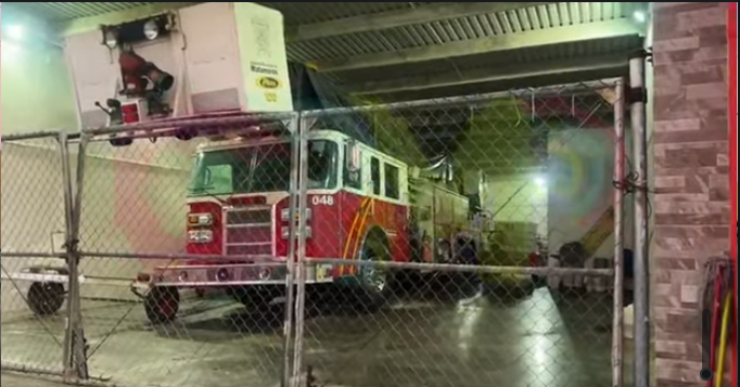 amión de bomberos con canastilla que podía ayudar durante el incendio en la maquiladora Spellman, se encuentra entre tabiques dentro de la estación de bomberos número 2 la cuál está abandonada.