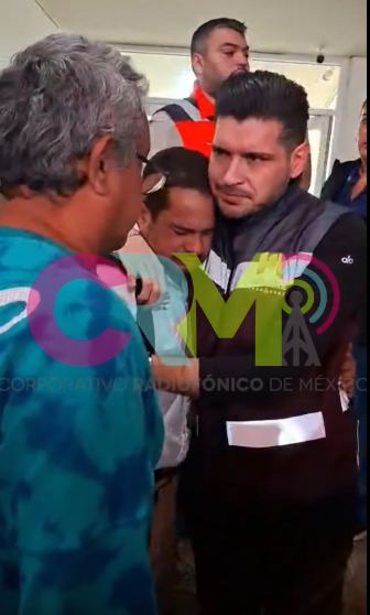 El alcalde Alberto Granados llega al IMSS de la calle Sexta, donde arribaron los bomberos heridos durante el incendio de la maquiladora Spellman.