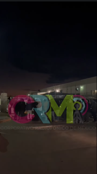 Obreros de Tridonex continúan a las afueras de la maquiladora para recibir noticias que aliente a los trabajadores después de que se diera a conocer que se encuentra en situacion crítica.