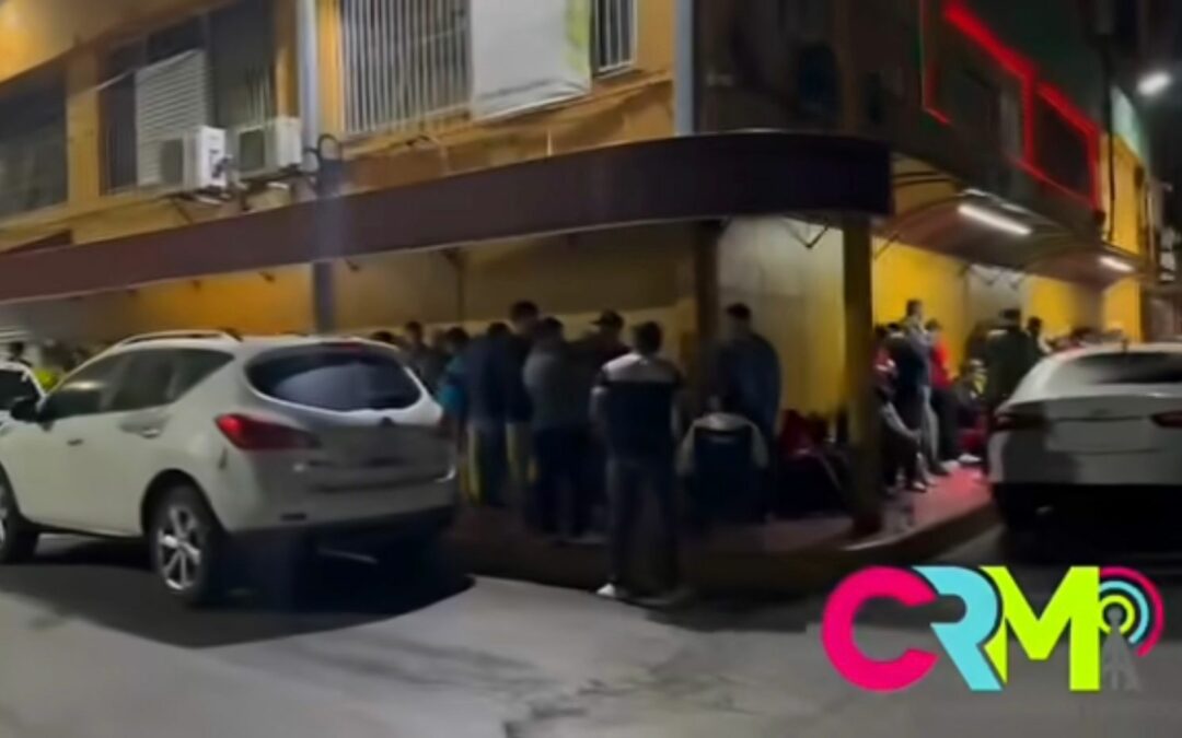 Amanece con largas filas el Sindicato de Jornaleros y Obreros por personas en busca de empleo.