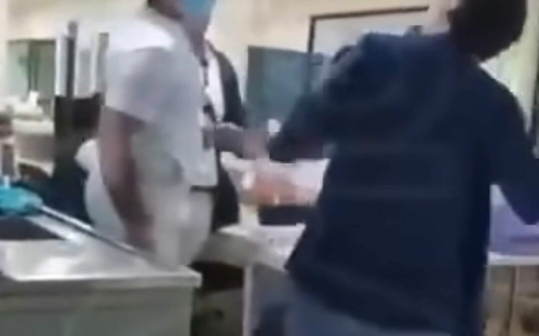 Doctora agrede a enfermero en el IMSS.