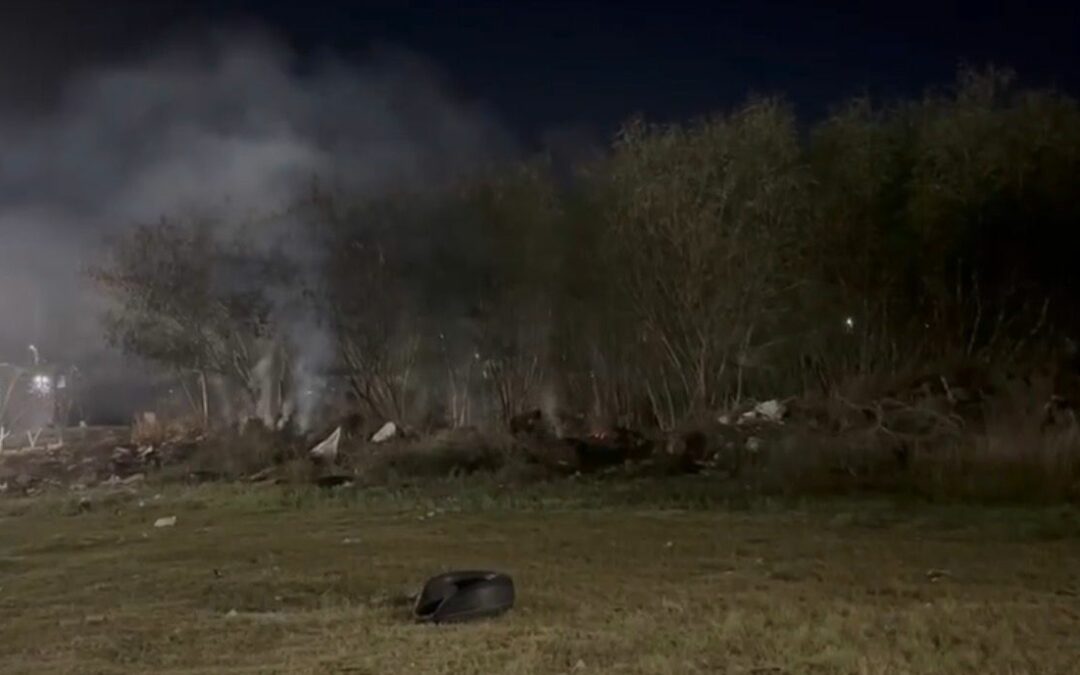 Vecinos del fraccionamiento Puerto Rico denuncian un área enmontada la cuál usan como basurero clandestino en la calle Gardenias.
