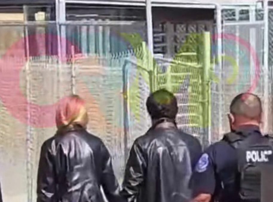 Momento exacto en qué Víctor José Carretero Zardeneta, cruza el Puente Internacional «Puerta México» (el Puente Viejo) junto a su esposa, mientras es escoltado por autoridades norteamericanas.