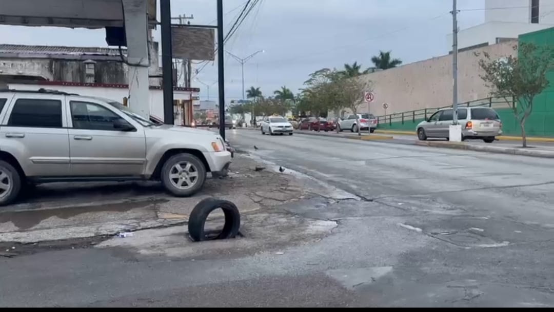 Ciudadanos reportan la falta de una tapa para un registro en la calle Sexta y Mina de la Zona Centro, la cual se encuentra siendo tapada con la llanta de un neumático para evitar que transeúntes caigan en él.