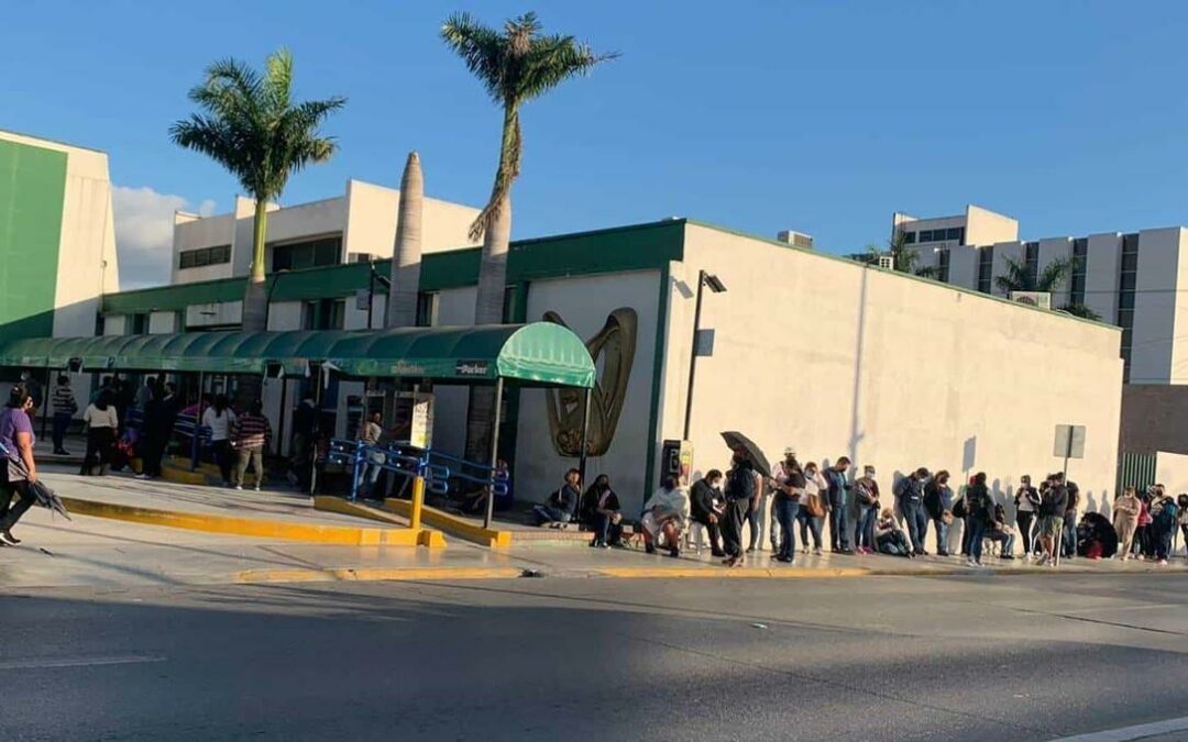 Derechohabientes hacen largas filas para buscar cita con especialistas en el IMSS de Matamoros.