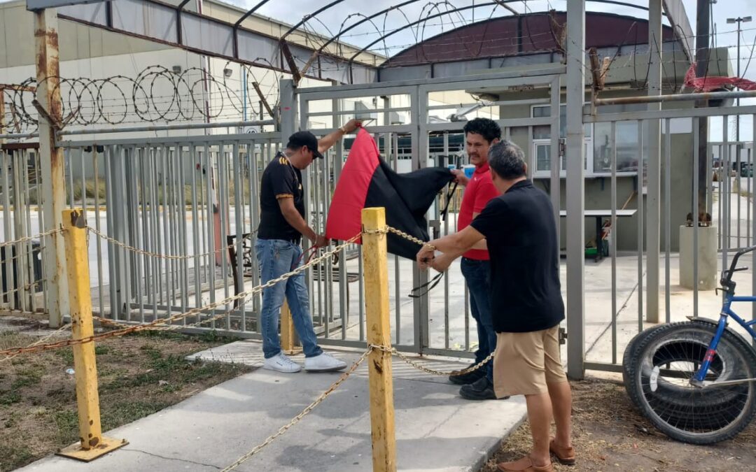 Se colocan oficialmente las banderas rojinegras en la maquiladora Tridonex.
