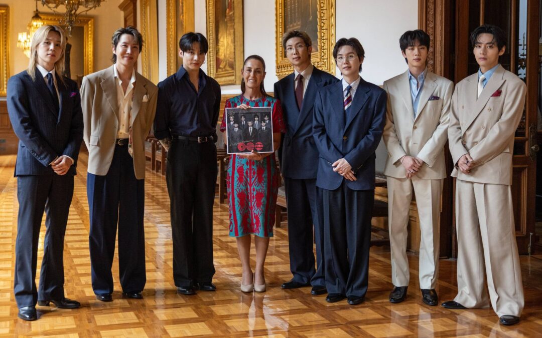 BTS sale al balcón del Palacio Nacional junto a la presidenta Claudia Sheinbaum.