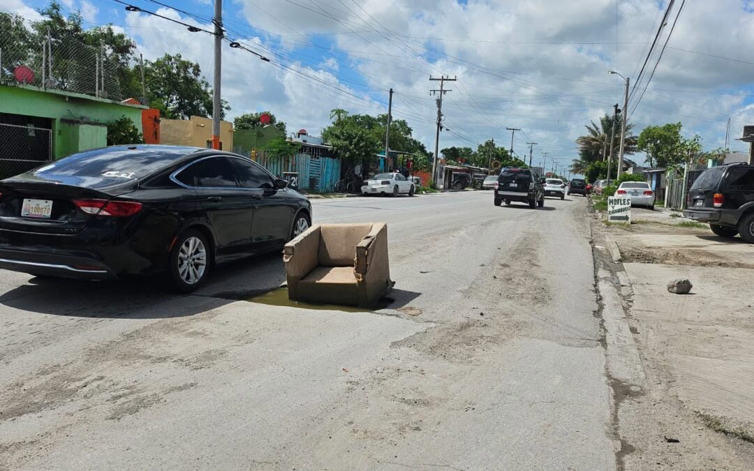 Habitantes de las Brisas optaron por «amueblar» las calles inundadas de baches ante la falta de respuesta oficial.