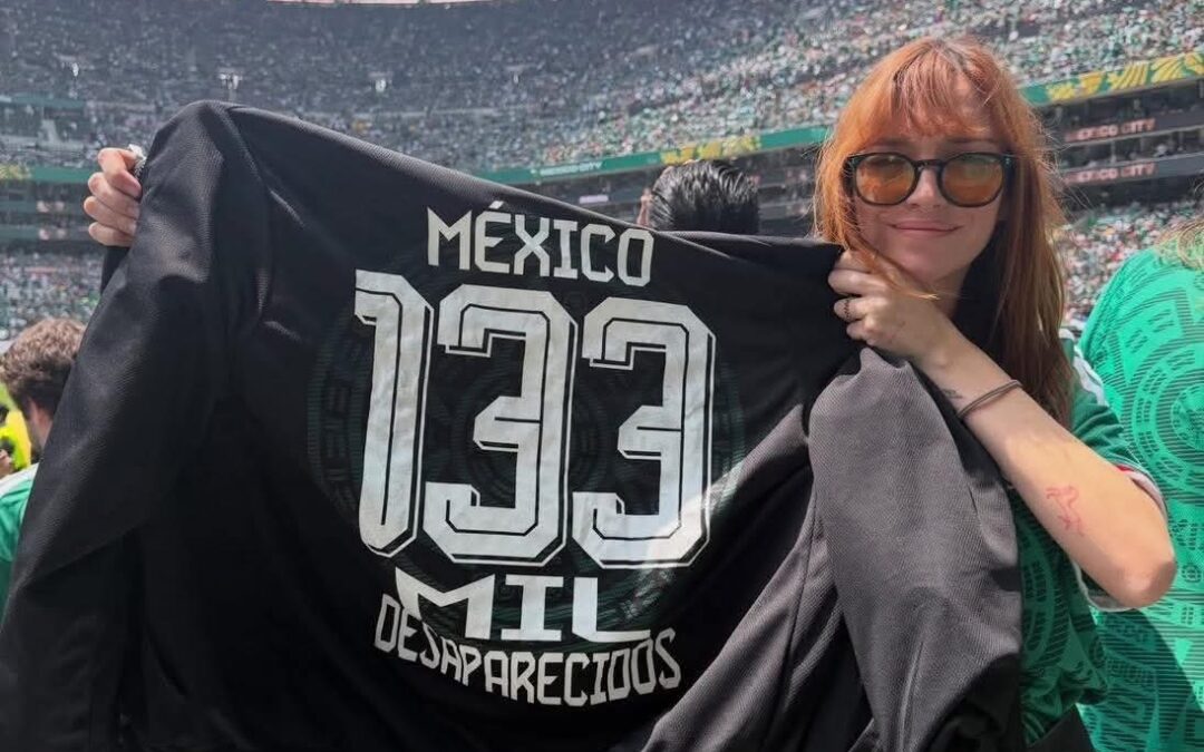 La actriz mexicana REGINA BLANDÓN acudió a la inauguración del Mundial y desde el estadio de la Ciudad de México alzó un jersey con la leyenda ‘ 133,000 desaparecidos en México’, como protesta para una de las situaciones más preocupantes del país…