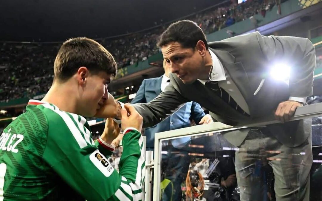 El Chicharito dándole ánimos a Armando “La Hormiga” González ante la derrota contra Inglaterra