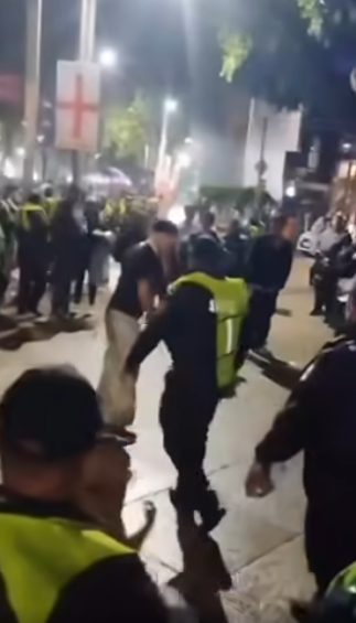 Aficionados protagonizan riña en el Paseo de La Reforma tras el partido de México vs Inglaterra.