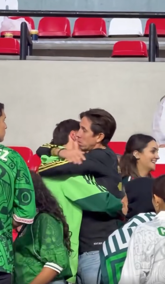 Mato Chávez fue consolado por su papá Paulo César “Tilón” Chávez, tras la derrota ante Inglaterra