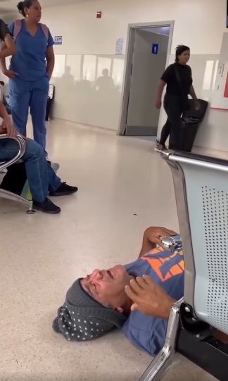 Paciente espera ser atendido desde el piso del hospital.